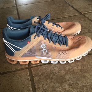 W ON cloudsflow size 7.5